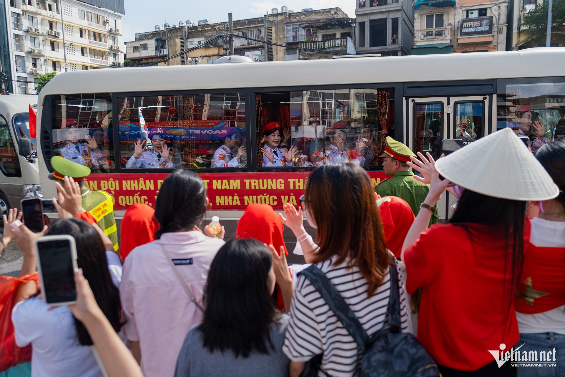 W-giao luu 2 9 31.jpg