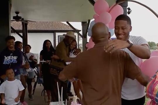 108 năm sinh toàn con trai, cả họ vỡ òa khi sắp đón bé gái