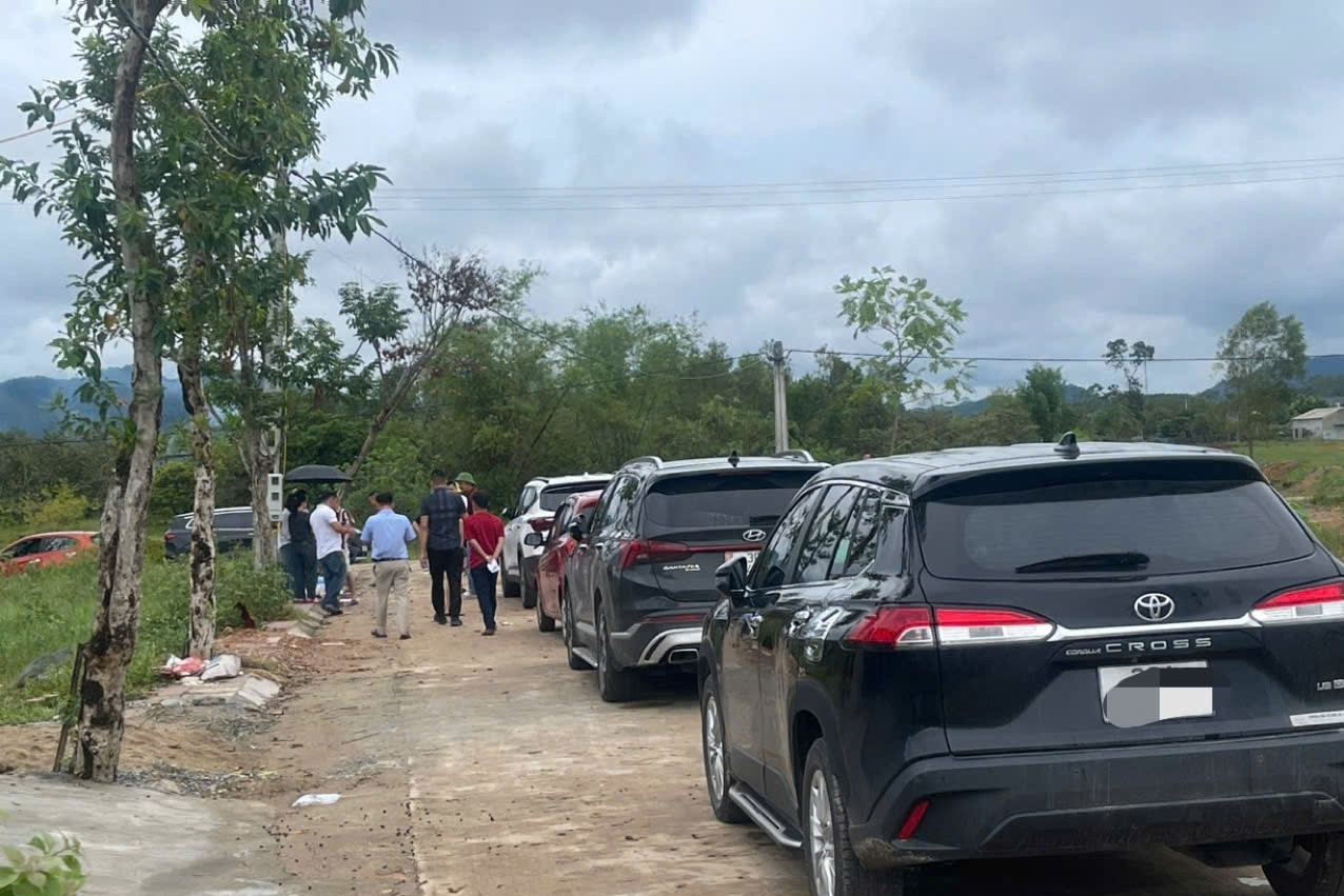 Bất ngờ trăm ô tô đổ về một xã săn đất; công an cảnh báo 3 thủ đoạn mua bán đất