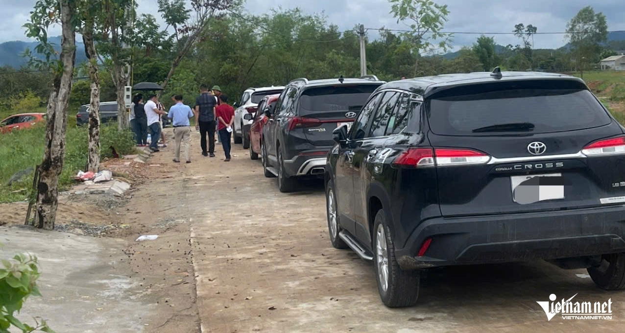 Bất ngờ trăm ô tô đổ về một xã săn đất; công an cảnh báo 3 thủ đoạn mua bán đất