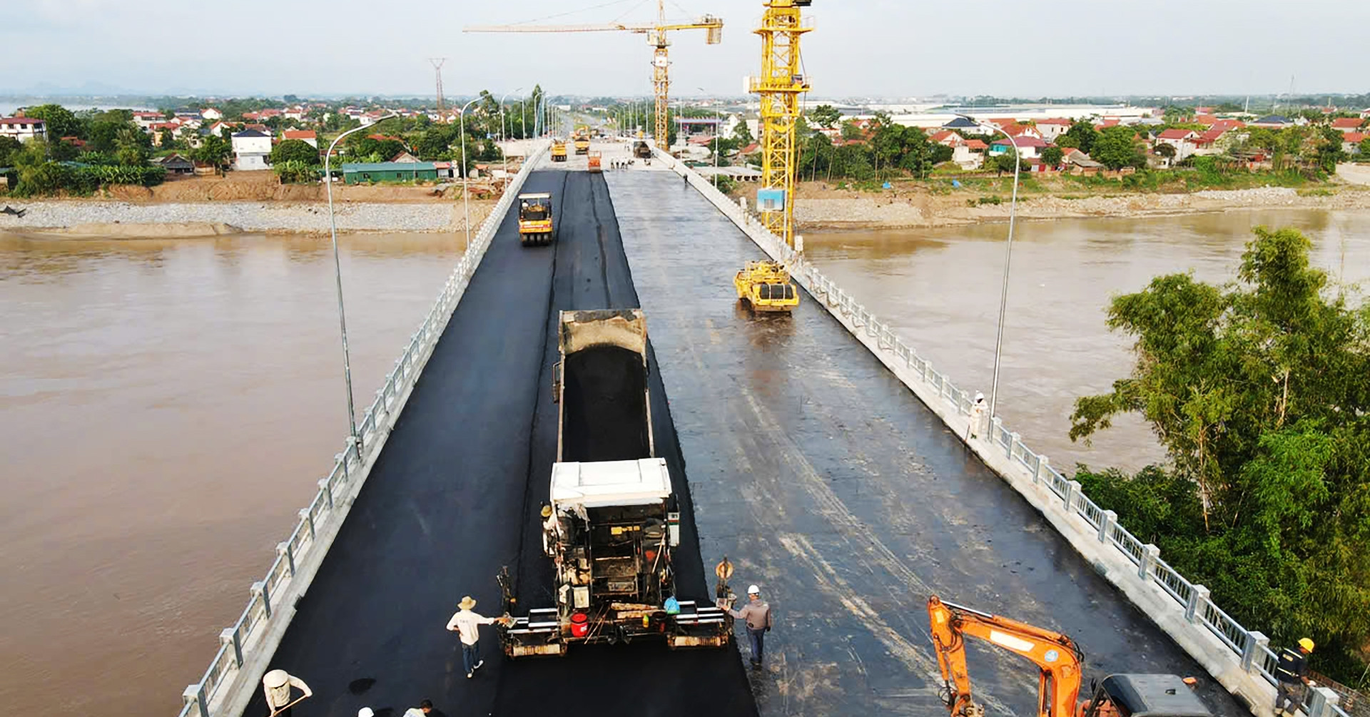 Cầu Phong Châu trước ngày khánh thành: Hoàn thiện những hạng mục cuối cùng