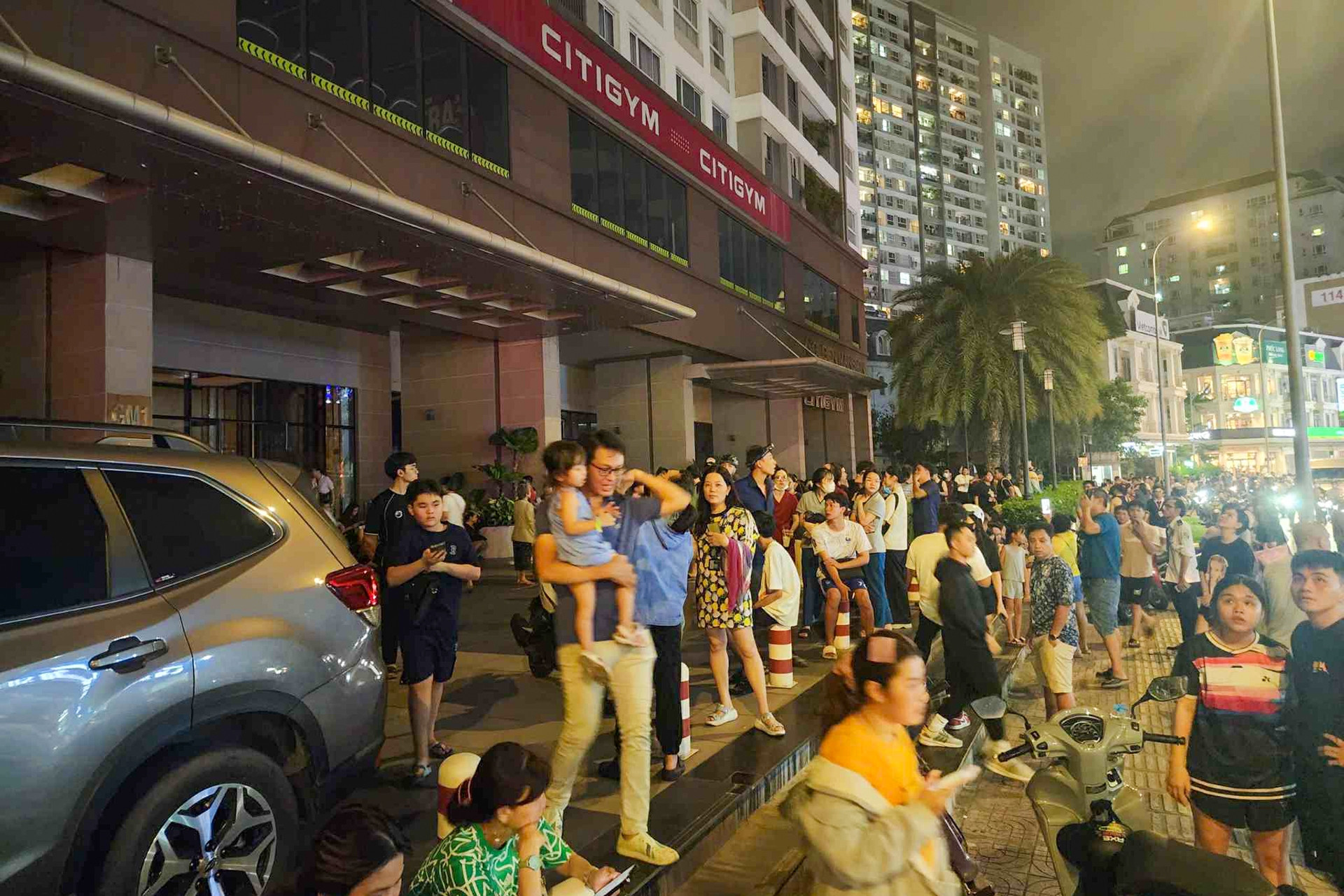 Cháy chung cư ở TPHCM, hàng trăm người tháo chạy trong đêm