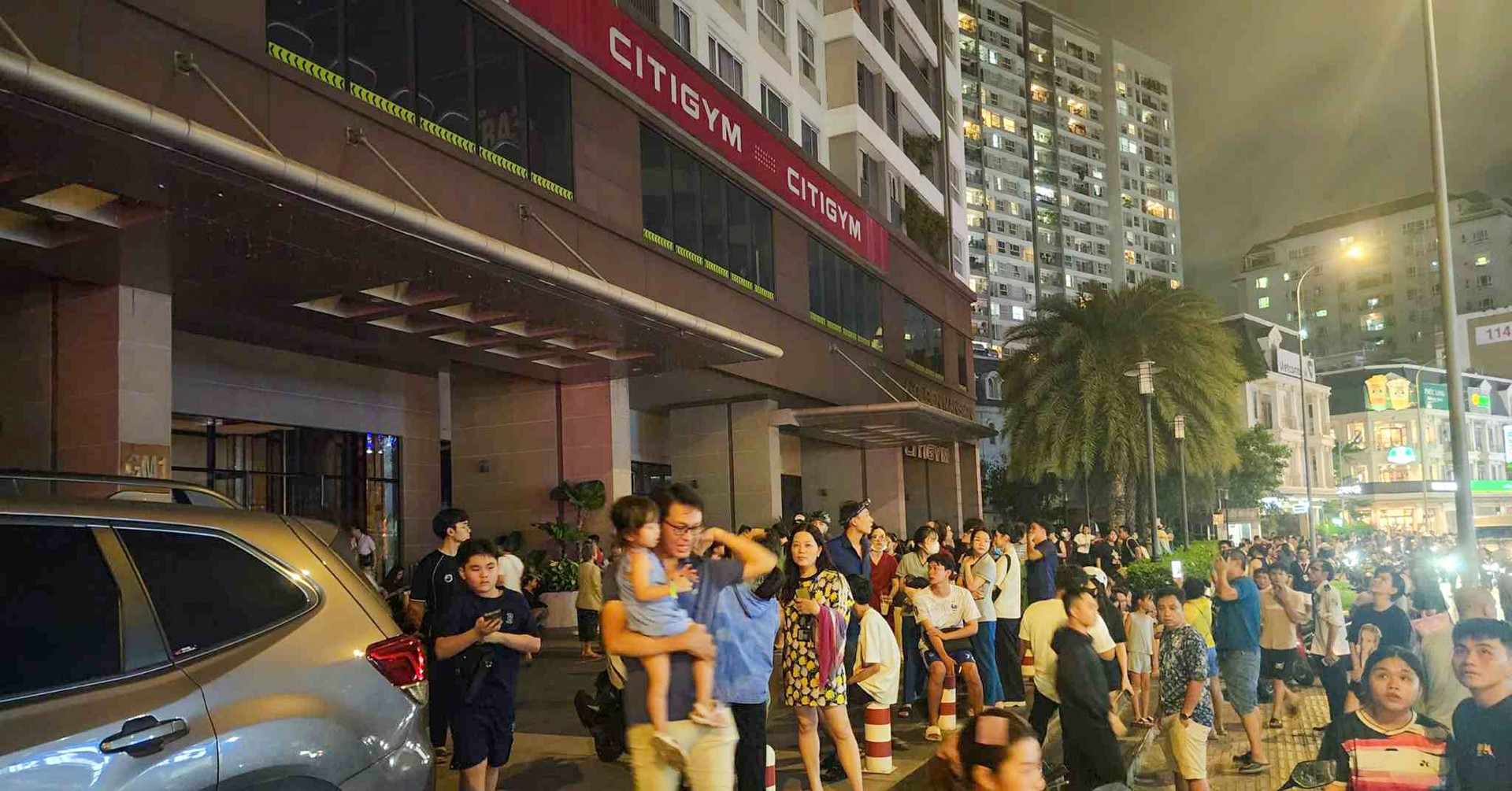 Cháy chung cư ở TPHCM, hàng trăm người tháo chạy trong đêm