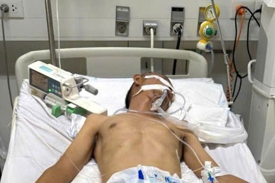 Giúp dân lợp nhà sau bão, người đàn ông nghèo gặp nạn nguy kịch cần giúp đỡ