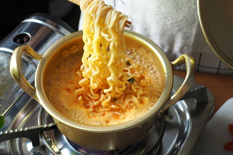 Hai cách dùng mì ăn liền khiến thận xuống cấp