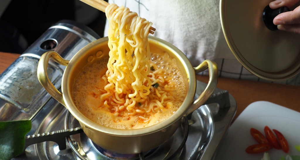 Hai cách dùng mì ăn liền khiến thận xuống cấp