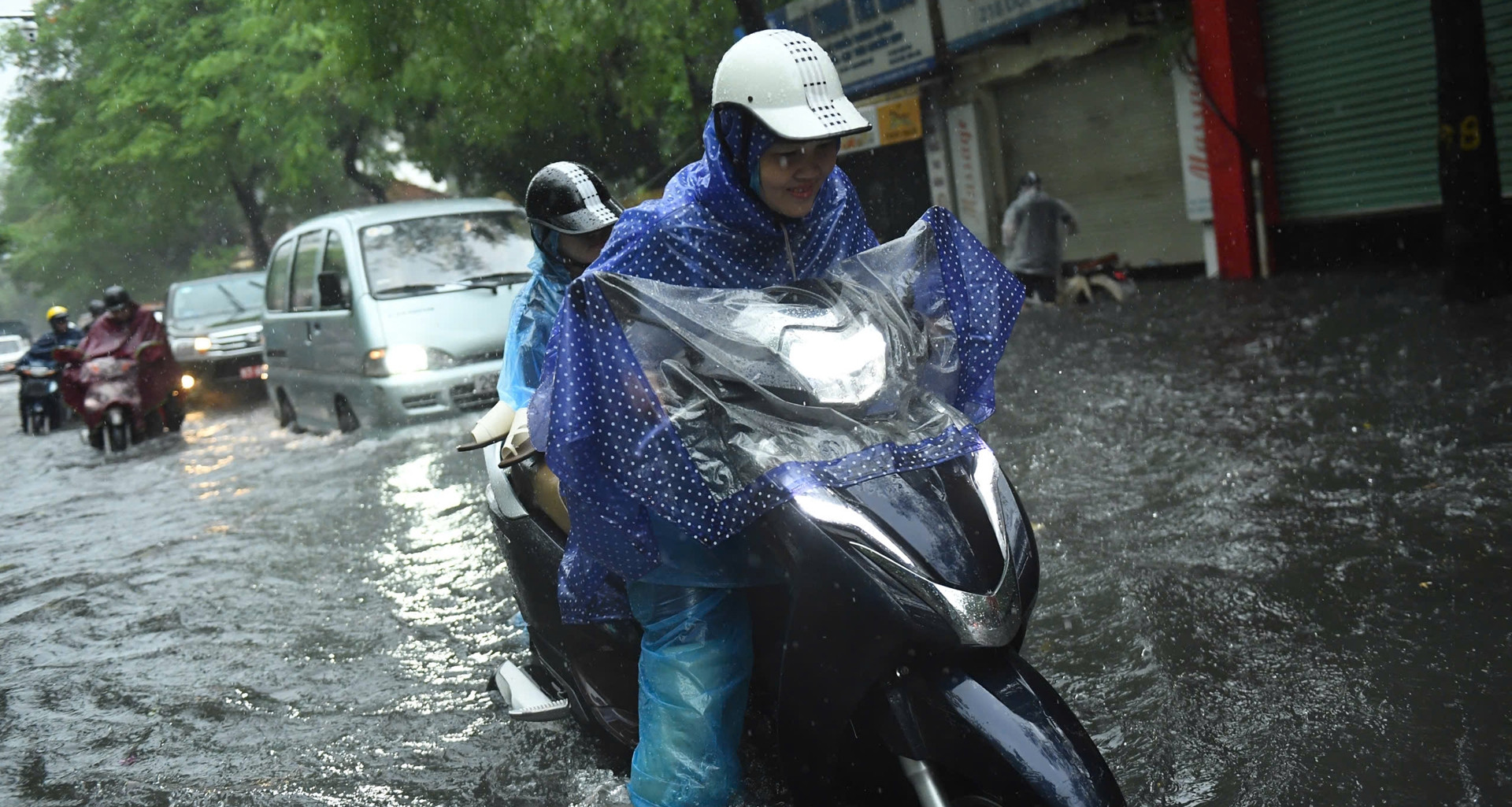 Hai cơn bão liên tiếp, thời tiết cả nước nhiều ...