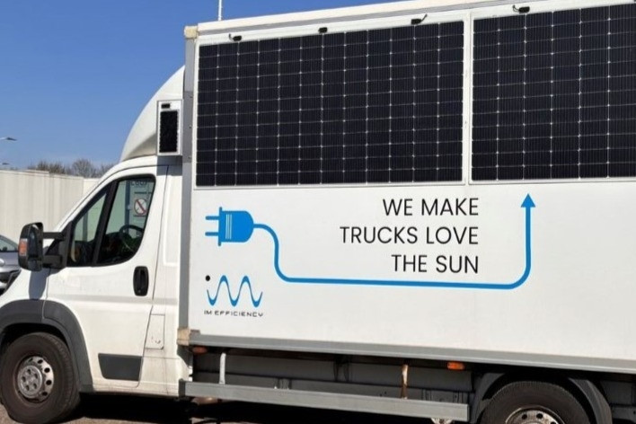 Không lo về giá điện, ô tô gắn hệ thống điện mặt trời chạy bon bon trên phố