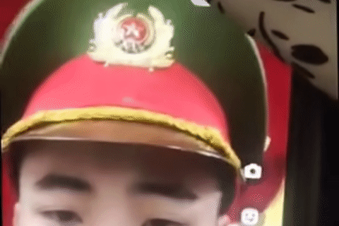 Màn ứng xử 'nhanh như điện' của cô gái khiến kẻ giả danh công an đứng hình