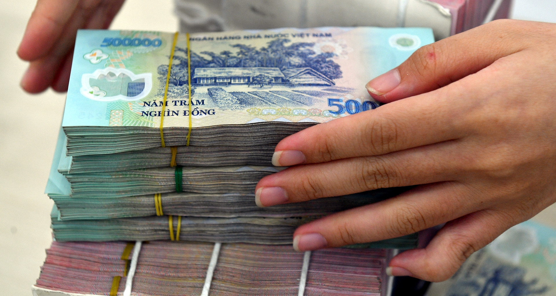 Màn ứng xử &amp;apos;nhanh như điện&amp;apos; của cô gái khiến kẻ giả danh công an đứng hình