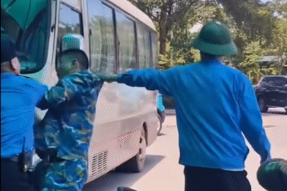 Người đàn ông bị 3 bảo vệ dùng gậy vụt, đánh ‘hội đồng’ trước sảnh bệnh viện