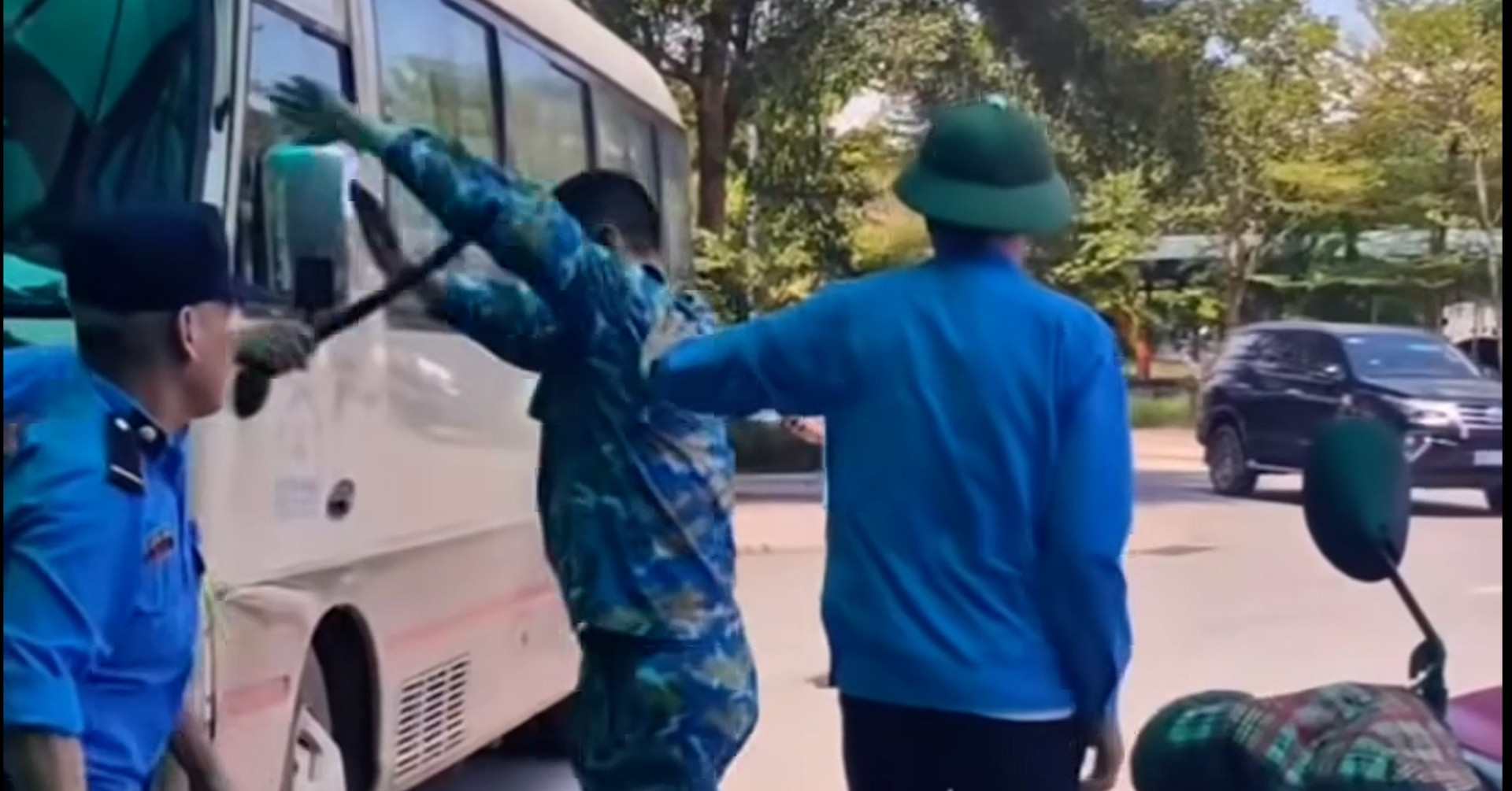 Người đàn ông bị 3 bảo vệ dùng gậy vụt, đánh ‘hội đồng’ trước sảnh bệnh viện