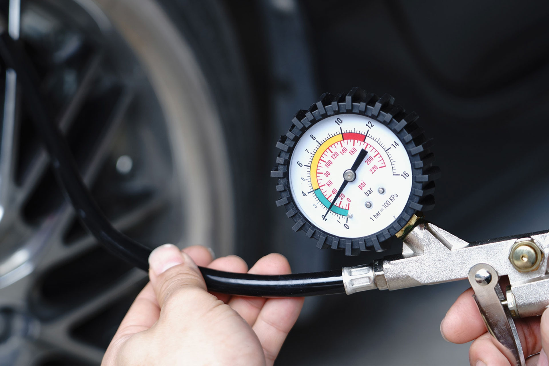 Tại sao nhà sản xuất ô tô lại khuyến nghị áp suất lốp nên thấp hơn mức tối đa?