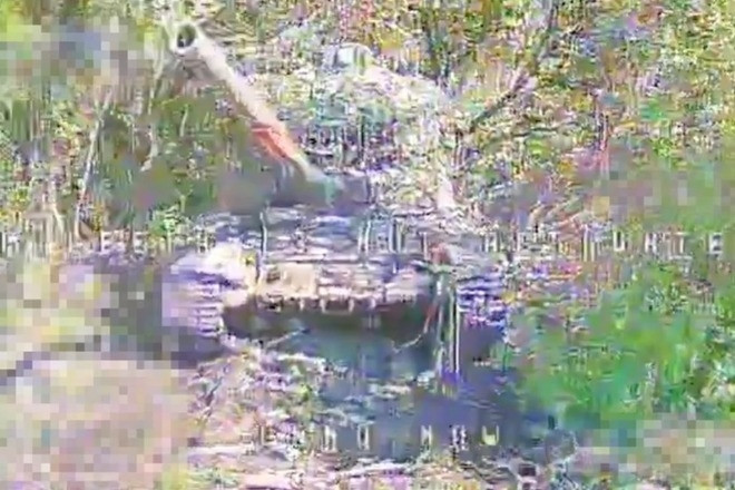 Video UAV Ukraine bắn cháy 2 xe tăng T-72 của Nga ở tiền tuyến