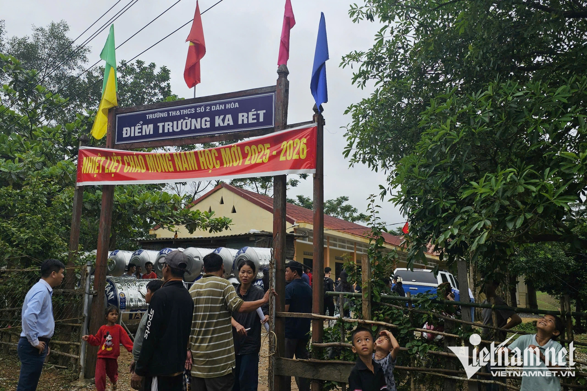 W-tre em voi cong nghe so 1.jpg