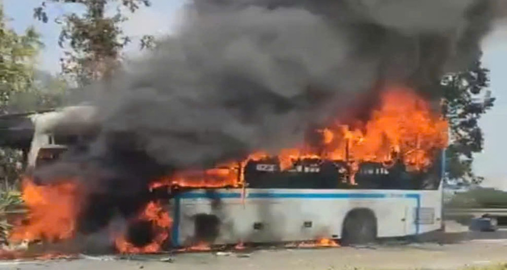 Xe giường nằm bất ngờ cháy ngùn ngụt trên quốc lộ, hành khách hoảng loạn