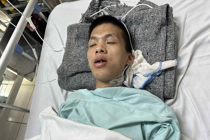 Xót xa chàng trai mắc bại não, mẹ tai biến, sự sống mong manh trên giường bệnh