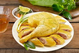 Bữa ăn không thịt lợn, chỉ dùng gà, vịt, cá có đủ chất không?
