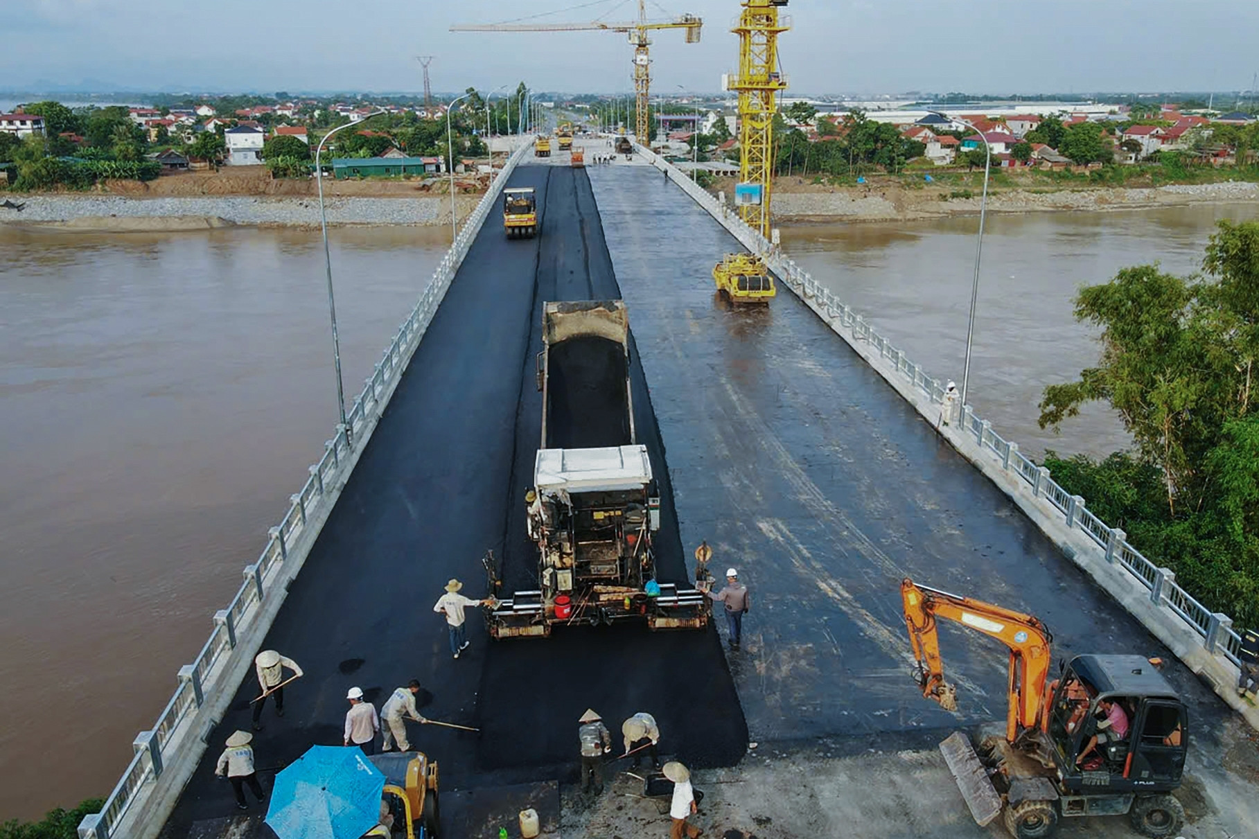 Cầu Phong Châu trước ngày khánh thành: Hoàn thiện những hạng mục cuối cùng