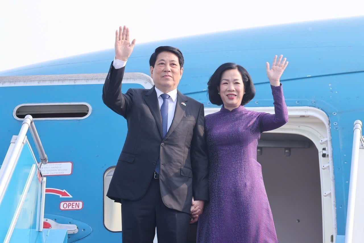 Chủ tịch nước Lương Cường và Phu nhân rời Hà Nội. Ảnh: TTXVN