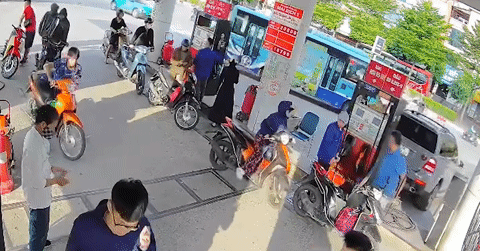 Clip Mercedes lùi trúng cột bơm xăng ở Hà Nội g...