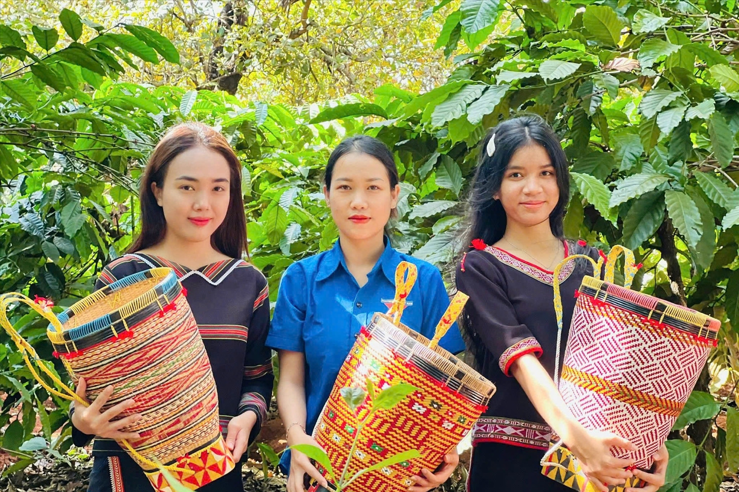 Cô gái Gia Rai xinh đẹp giữ hồn tre nứa, thắp lửa khởi nghiệp