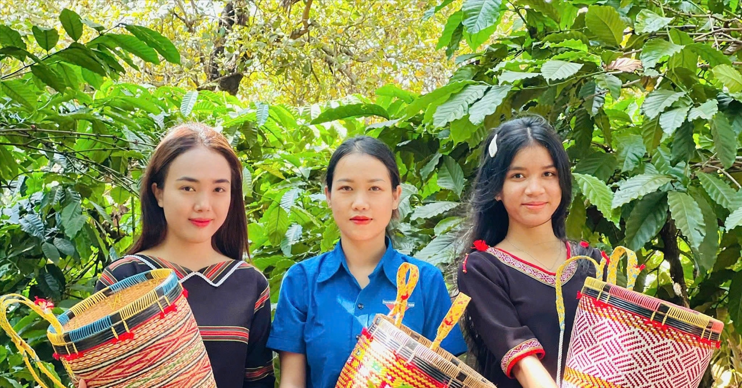 Cô gái Gia Rai xinh đẹp giữ hồn tre nứa, thắp lửa khởi nghiệp