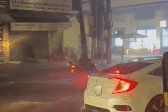 Đồng Nai nước ngập cả mét, ô tô chạy ngược chiều tìm lối thoát