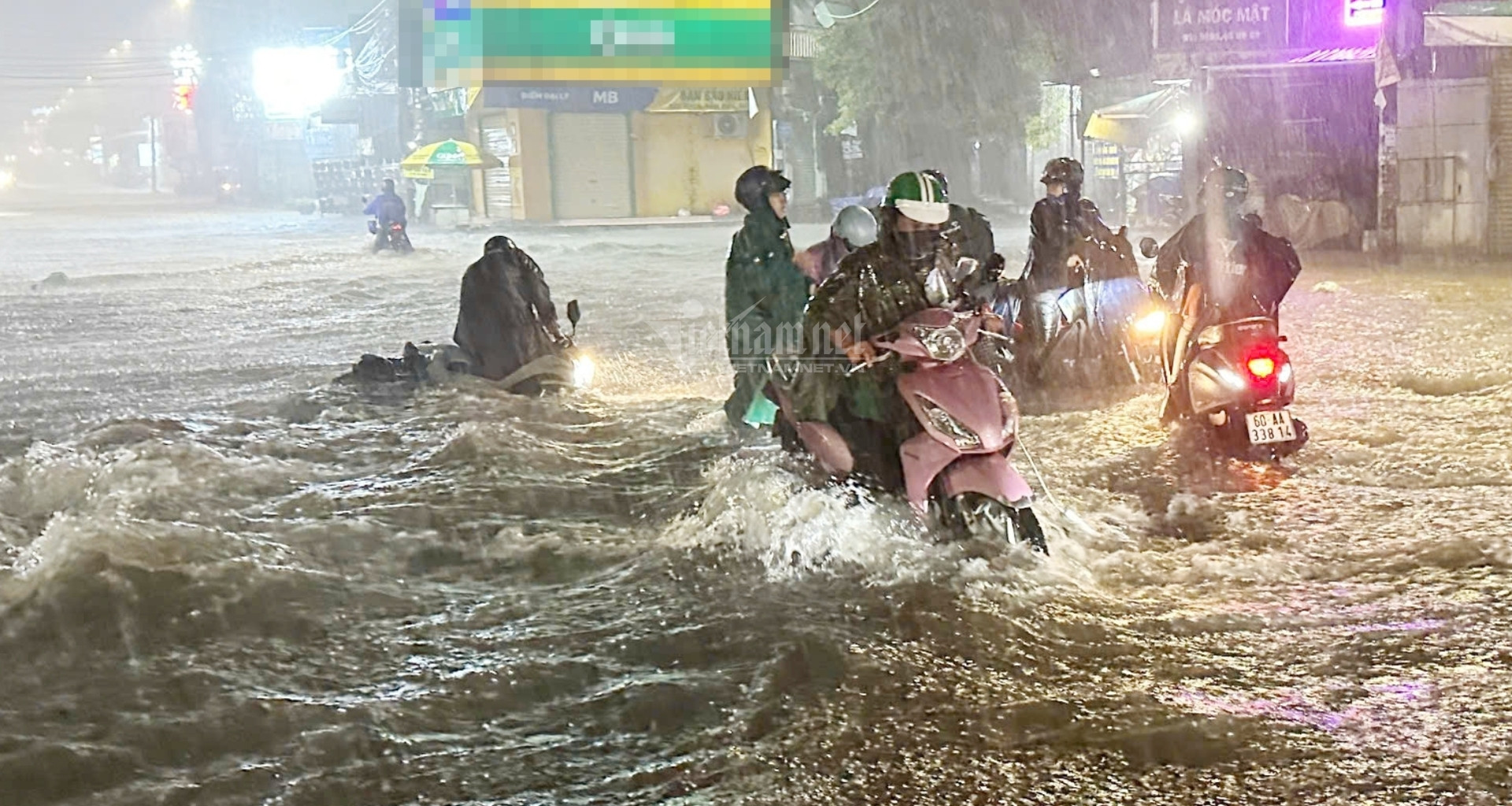 Đồng Nai nước ngập cả mét, ô tô chạy ngược chiều tìm lối thoát