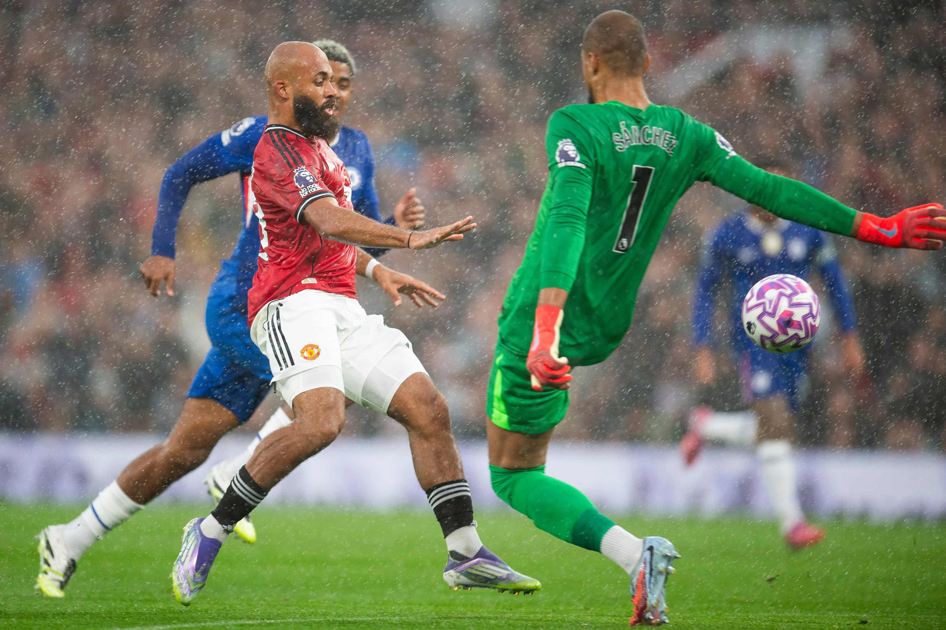 EPA - Mbeumo Sanchez MU Chelsea.jpg