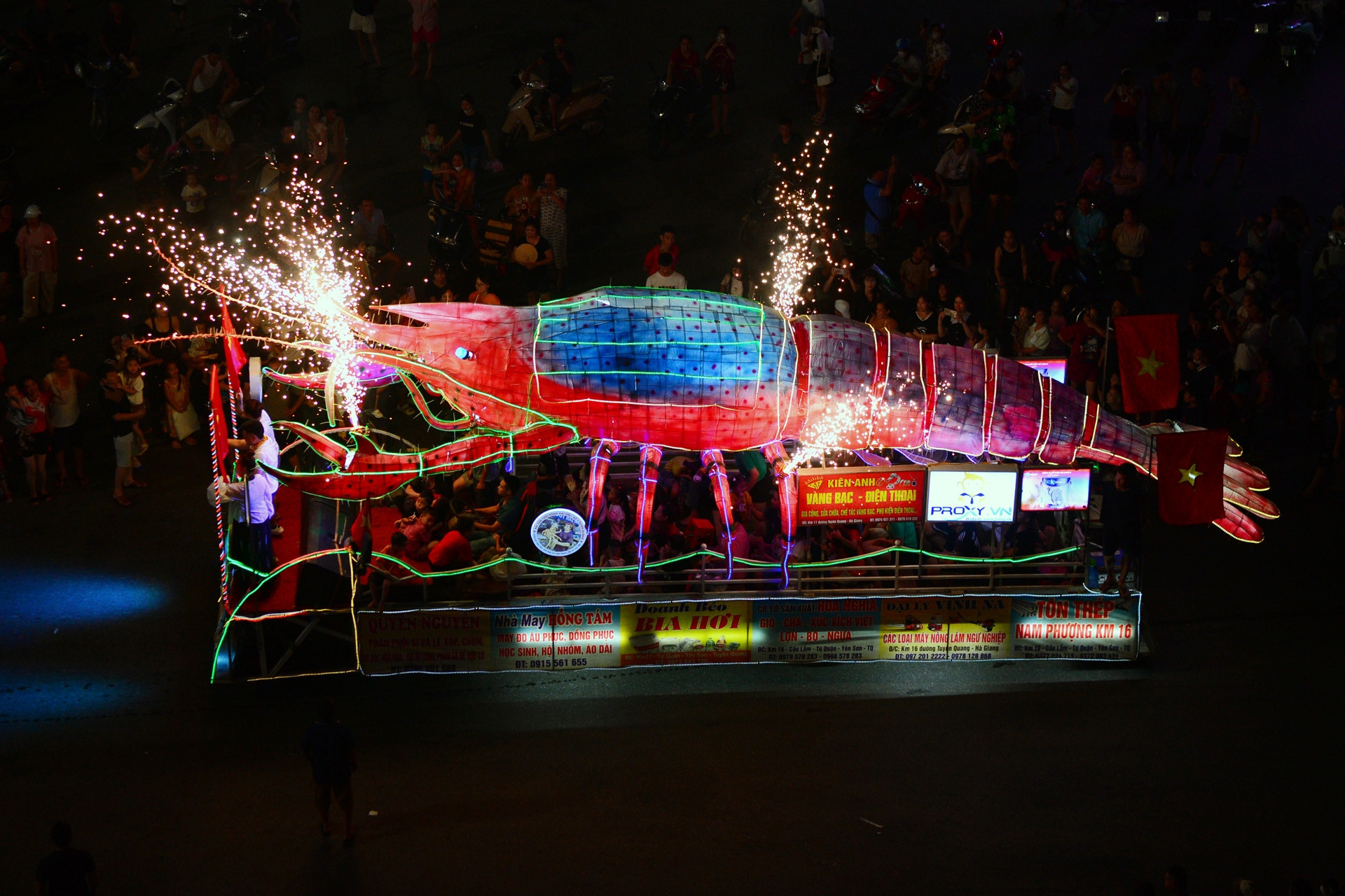 Hàng chục nghìn người đổ về xem đèn Trung thu khổng lồ rực sáng ở Tuyên Quang