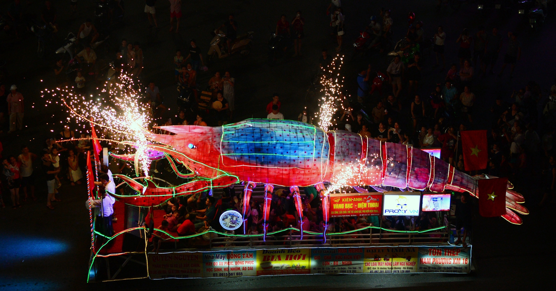 Hàng chục nghìn người đổ về xem đèn Trung thu khổng lồ rực sáng ở Tuyên Quang