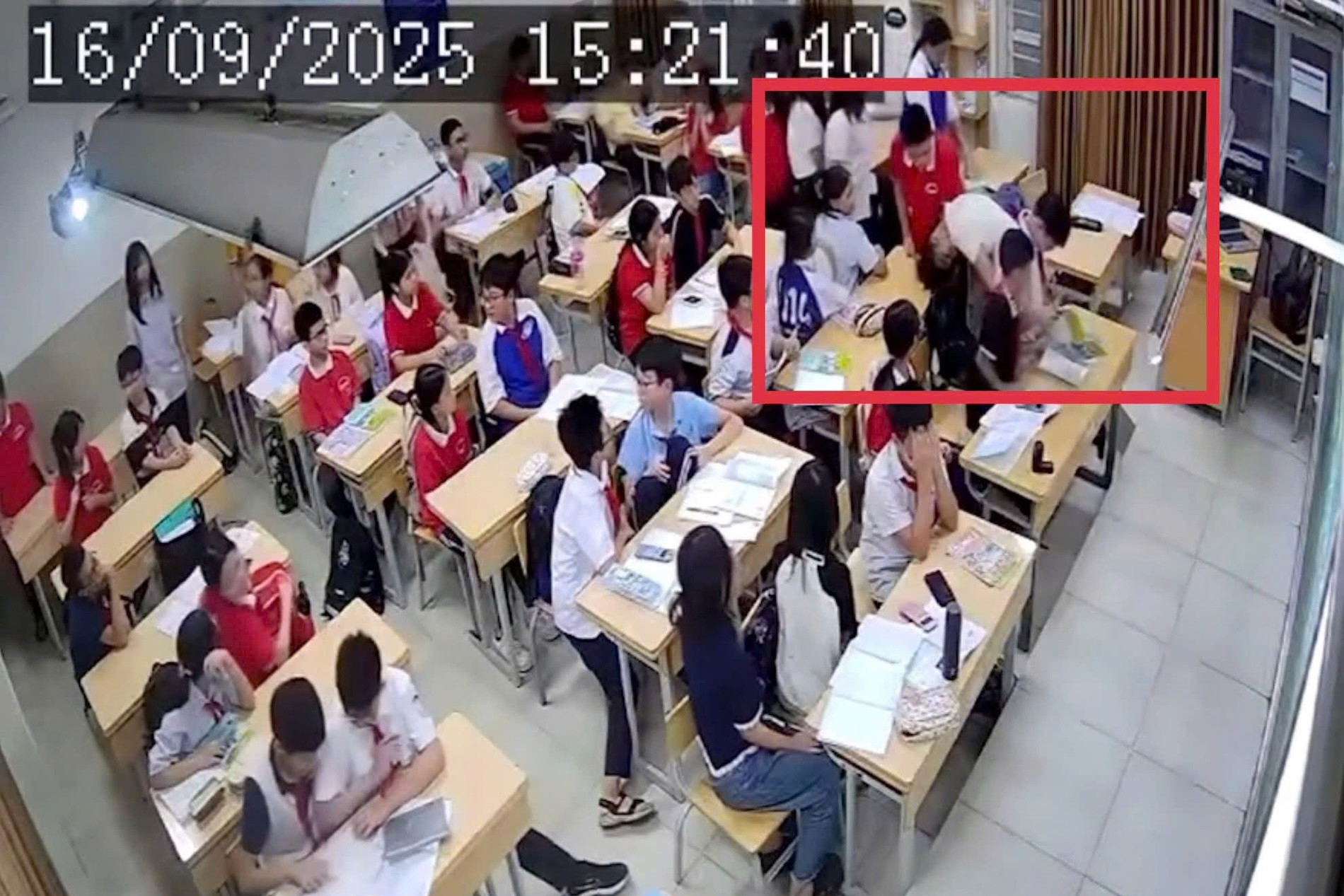 Hiệu trưởng lên tiếng vụ học sinh túm tóc, ấn đầu cô giáo