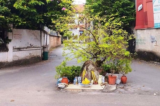 Hòn đá bí ẩn 'mọc' giữa ngã ba đường và những chuyện kỳ lạ