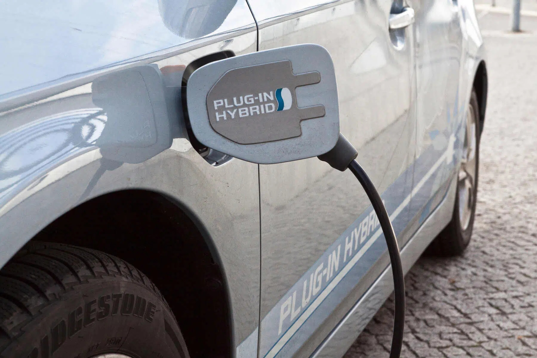 Mua xe hybrid sạc điện PHEV nhưng nhiều chủ xe lại 