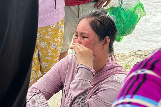Nam sinh lớp 9 ở TPHCM mất tích dưới kênh, người mẹ nghèo ngã quỵ tại hiện trường