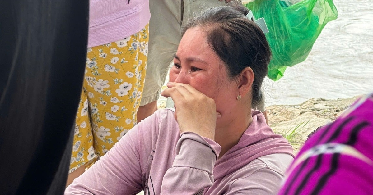 Nam sinh lớp 9 ở TPHCM mất tích dưới kênh, người mẹ nghèo ngã quỵ tại hiện trường