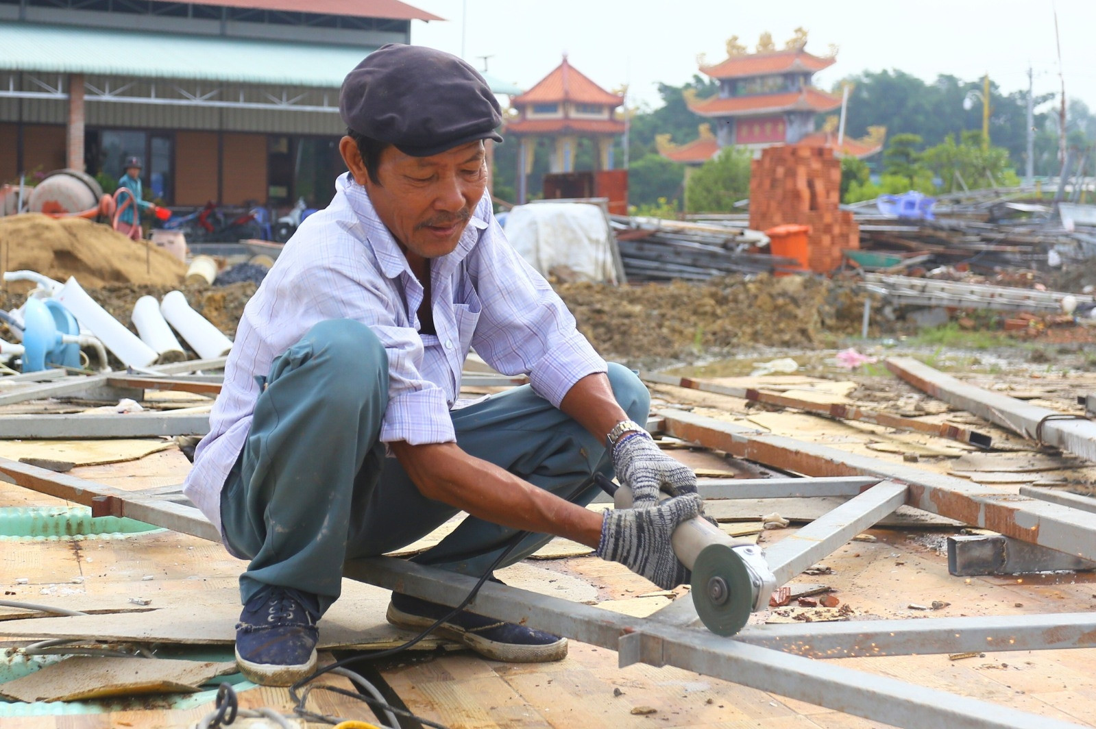 Tất bật dọn dẹp ngôi chùa ở Đồng Nai, nhường đất 'vàng' làm đường trung tâm