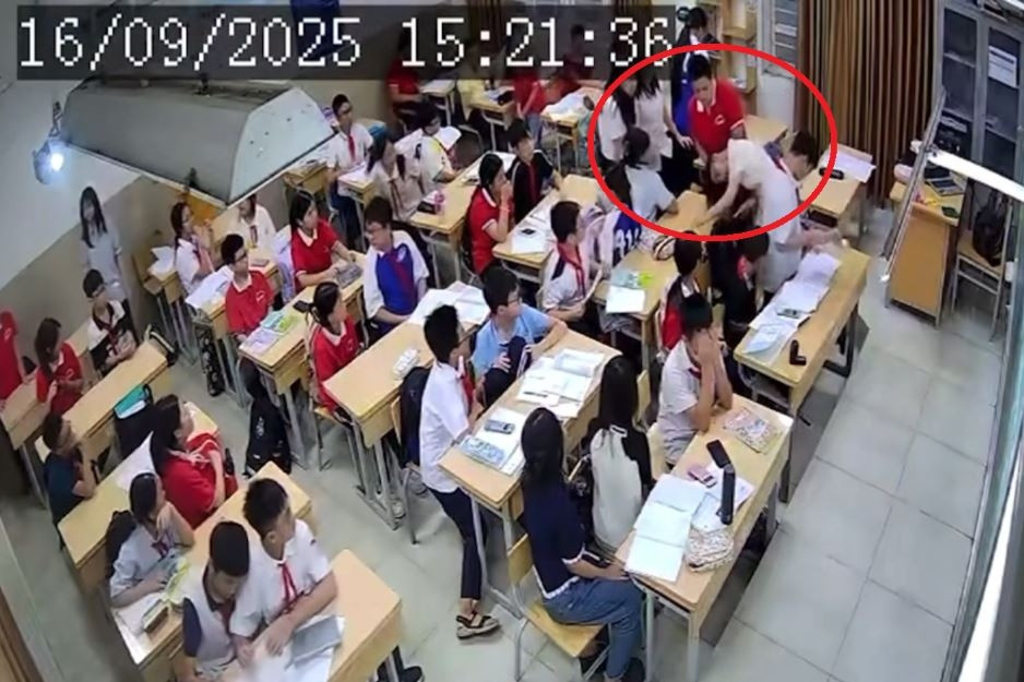 Vụ học sinh túm tóc, ấn đầu cô giáo ở Hà Nội: Người chia sẻ clip có vi phạm pháp luật?