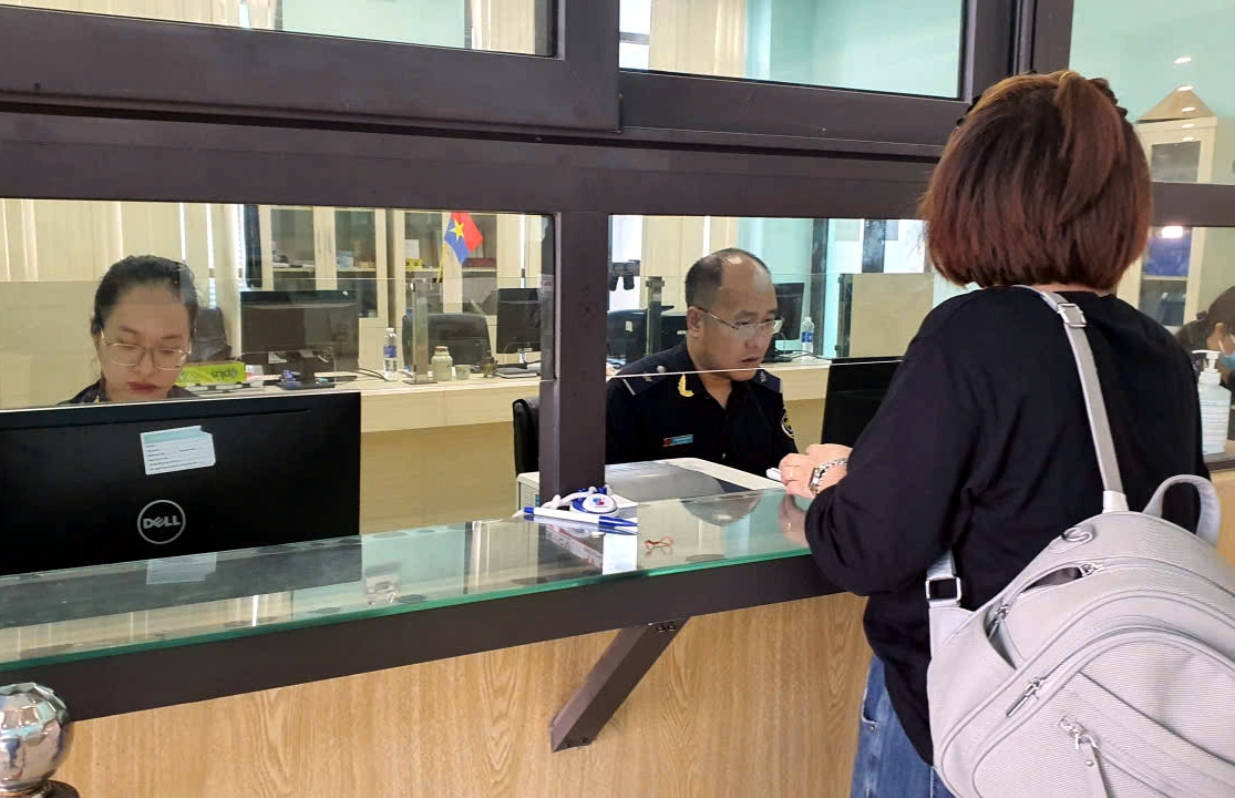 Người Việt ra nước ngoài công tác mới biết đang nợ thuế, có bị cấm nhập cảnh?