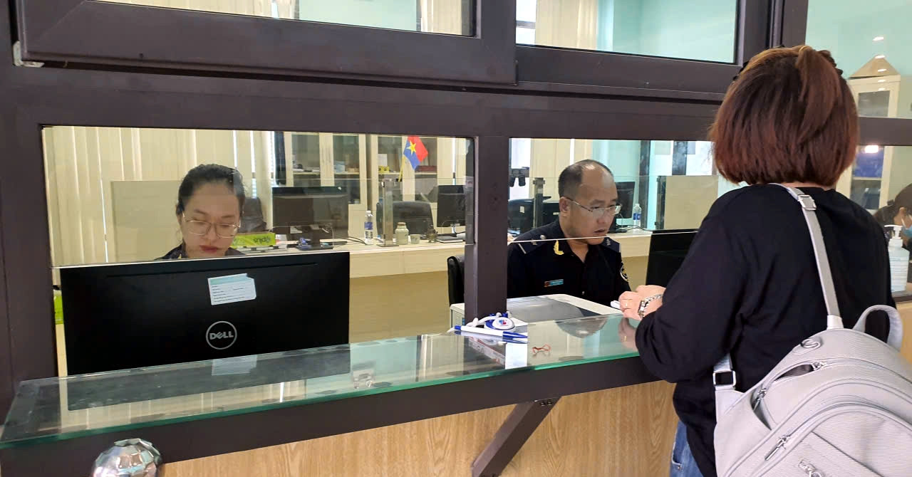 Người Việt ra nước ngoài công tác mới biết đang nợ thuế, có bị cấm nhập cảnh?