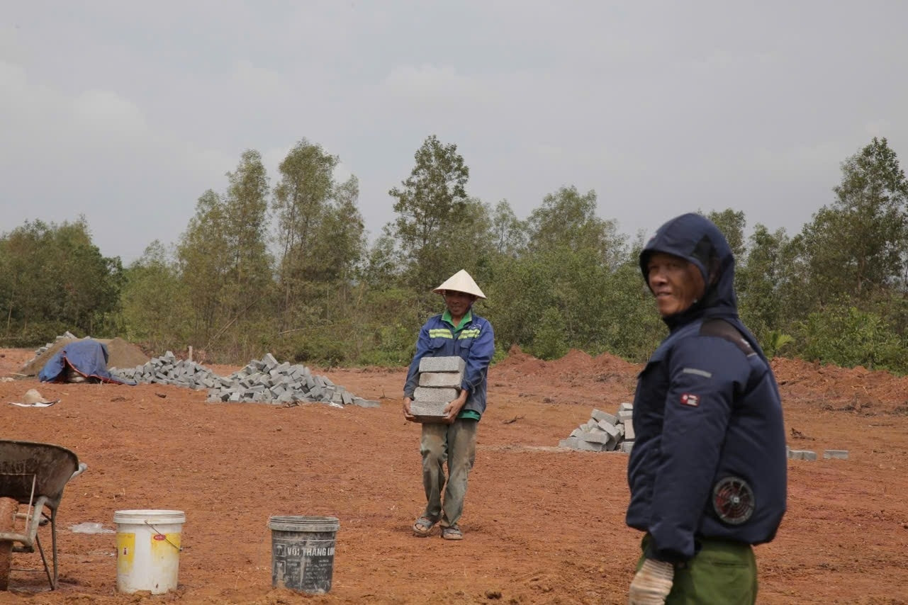 Ồ ạt phân lô, cày xới đất nông thôn ở Hà Tĩnh: Nhan nhản lô đất ‘cụt đường'