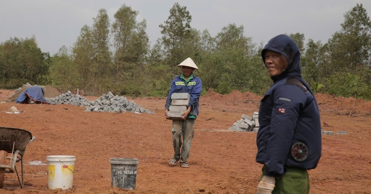 Ồ ạt phân lô, cày xới đất nông thôn ở Hà Tĩnh: Nhan nhản lô đất ‘cụt đường"