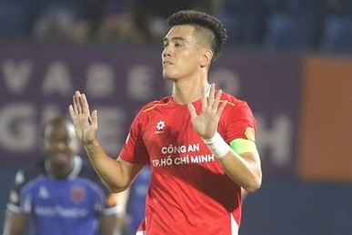 Tiến Linh ghi bàn rồi phản lưới, CA TP.HCM thắng trận derby