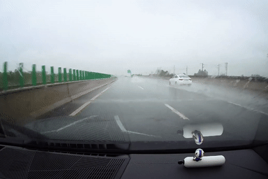 Tình huống thực tế chứng minh vì sao không nên lái xe nhanh khi trời mưa