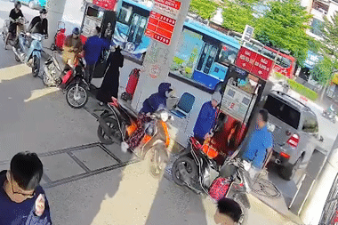 Vụ xe Mercedes lùi trúng cột bơm xăng: Bài học an toàn khi lùi xe vào chỗ hẹp
