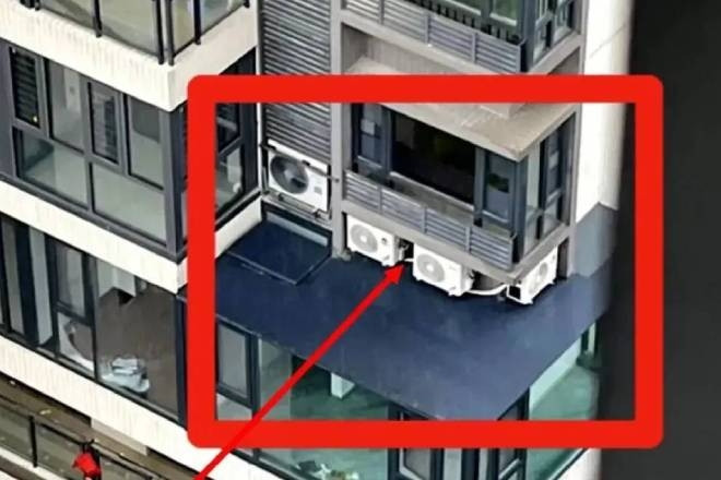 Vừa đi nghỉ về, tá hỏa thấy hàng xóm dựng mái tôn, lắp 4 cục nóng sát cửa sổ