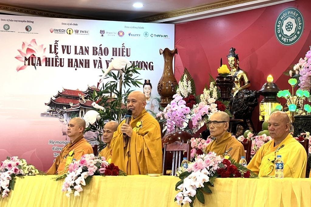 Ý nghĩa sâu sắc của bông hoa vàng chư tăng cài ngực áo dịp lễ Vu lan