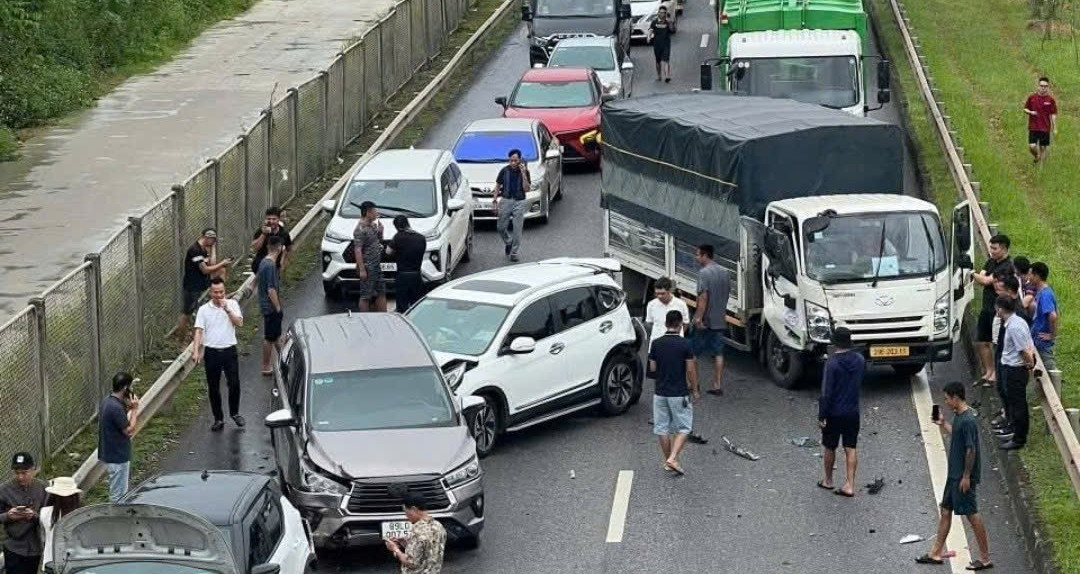 5 ô tô va chạm liên hoàn, cao tốc ùn tắc nghiêm trọng