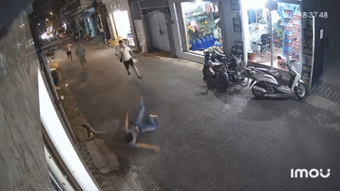 TPHCM: Hai thanh niên đánh gục người giữa đường, còn đe dọa nhân chứng can ngăn